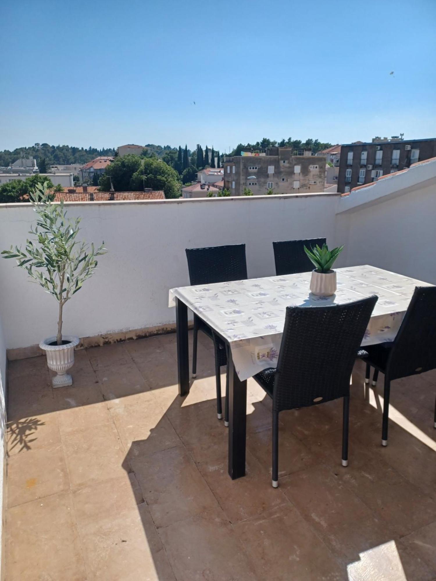 Apartments Emilija Makarska Kamer foto